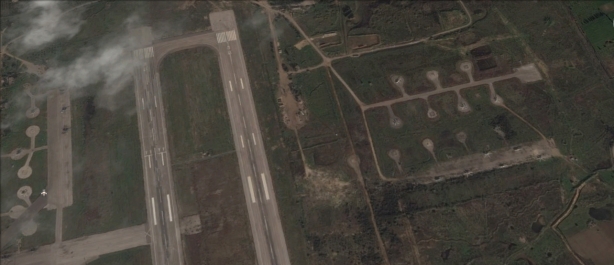 Λεπτομέρεια του αεροδρομίου Basil al-Assad στις 22-01-2015, διακρίνονται εκατέρωθεν των αεροδιαδρόμων αρκετά ελικόπτερα, πηγή: Google Earth